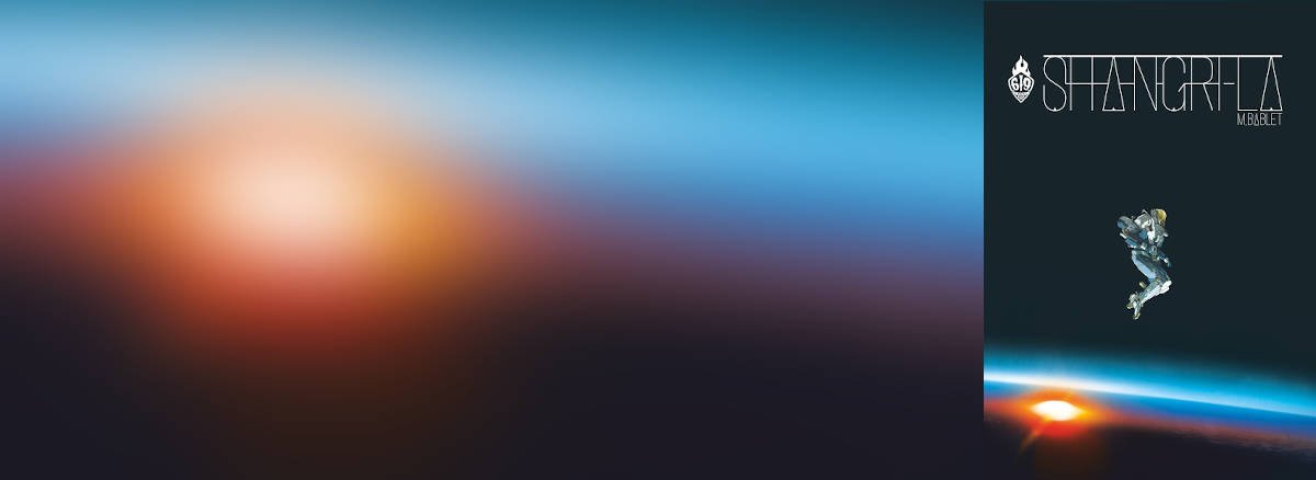 Sur la droite, la couverture : sur fond d'espace, un astronaute au dessus d'une plan&egrave;te bleue avec une grande lumi&egrave;re ; le reste de l'image est la plan&egrave;te flout&eacute;e